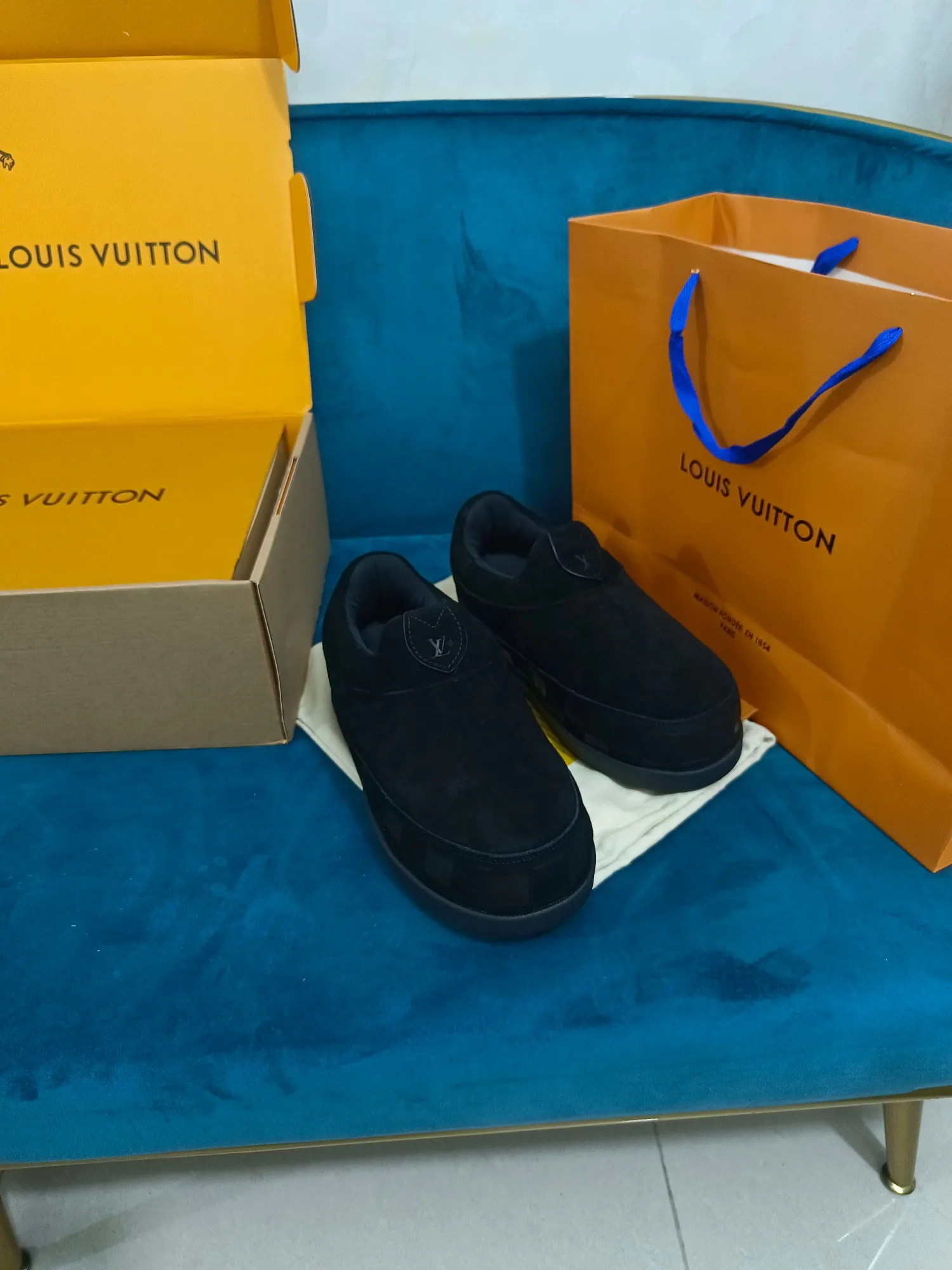 👟👟Ex-factory price 640👟👟 LV YETI slip-on shoes, based on suede cow leather, partially embossed with Nigo's reinterpretation of LV Damier pattern, cleverly echoing the Chinese tradition of taking off shoes when entering the house, and the "small feet" aesthetic is integrated into Chinese street genes. The palm-printed rubber outsole hides the LV letters and Monogram flowers. The exquisite craftsmanship made in Italy shows the brand's heritage in a comfortable slip-on style. The reservation mode adds a unique style, it is traditional and trendy, and it is suitable for couples aged 35-45.